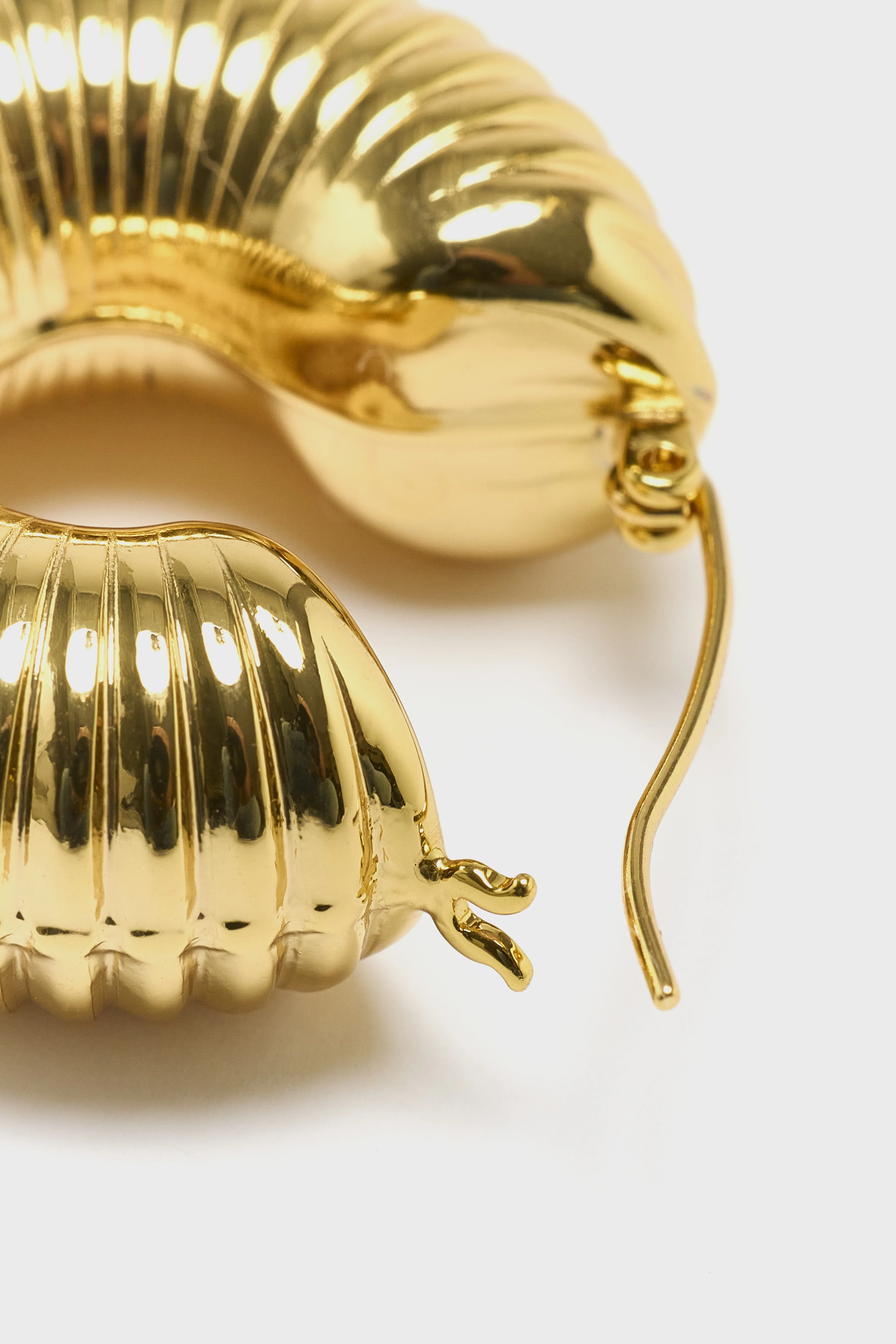 Ripple Hoop Earrings (252 / W / GOLD) - Image 4